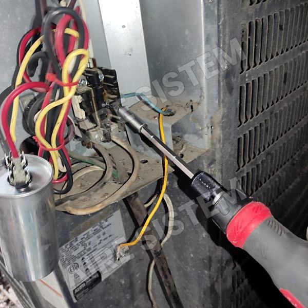 Cambio de capacitor – Aire Sistem, El Salvador