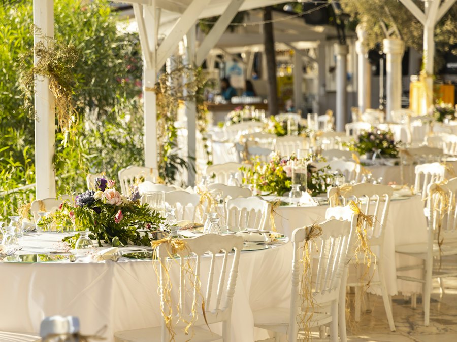 Mesas montadas para una recepción de boda