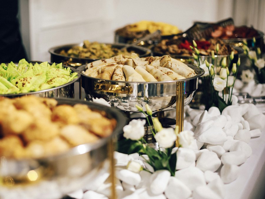 Mesa de buffet con platillos