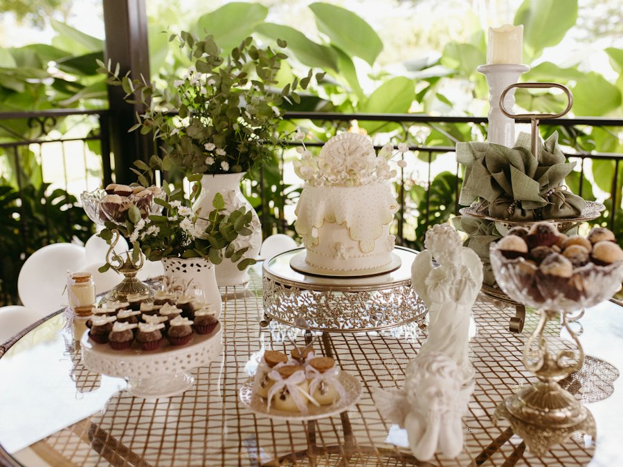 Mesa de postres con pastel para fiesta