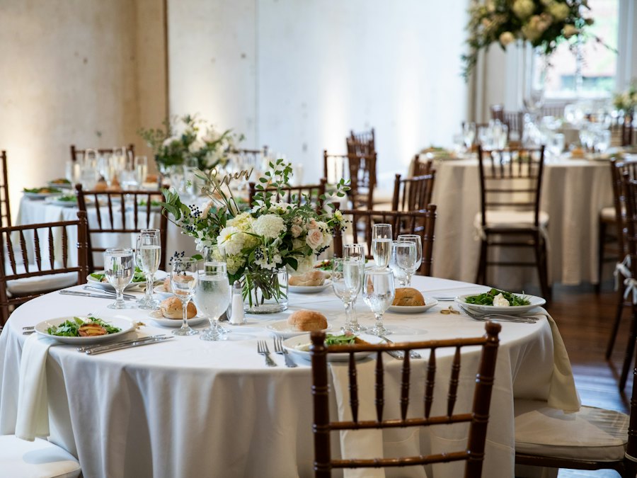 Mesa formal lista para plato servido